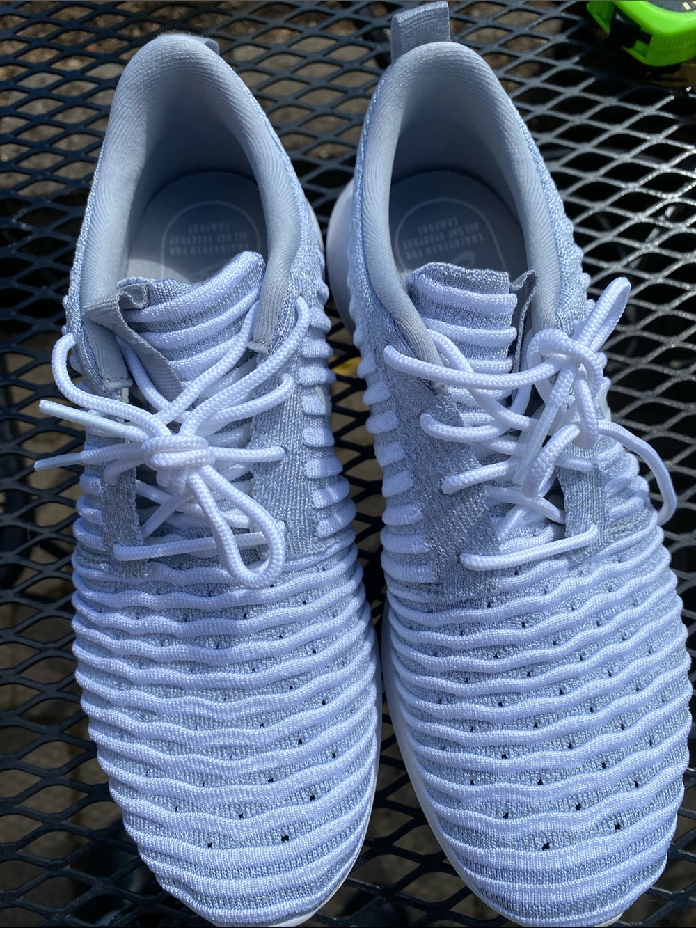 Preowned  Nike women’s White/ gray Knit Low-Top Sneakers 7 Like new